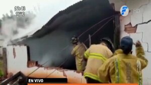 Voraz incendio consume por completo una vivienda | Noticias Paraguay