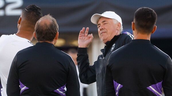 Ancelotti confirma el once entre bromas