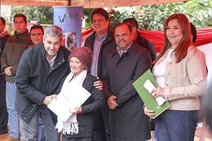 Gobierno Nacional entregó títulos de propiedad en Villa Constitución, Caaguazú