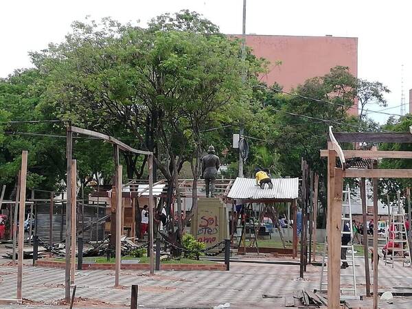 Crónica / Familias ocupantes de plazas serán llevadas temporalmente al Parque Solidaridad