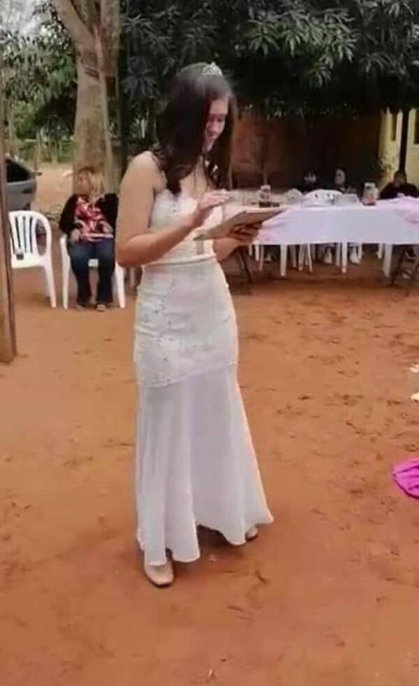 Crónica / Quinceañera bailó el vals con la foto de su papá fallecido
