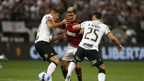 Flamengo recibe a Corinthians con un pie en las semifinales