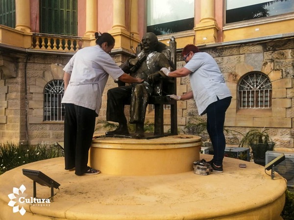 SNC realiza labores de restauración a cinco esculturas del Palacio de Gobierno - .::Agencia IP::.