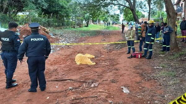 Otro presunto caso de feminicidio: Matan a balazos a una mujer en la calle - Noticiero Paraguay