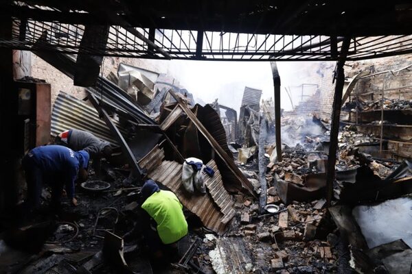 Diario HOY | Video: La miseria en medio de la faena bomberil, robo y rapiña en pleno incendio