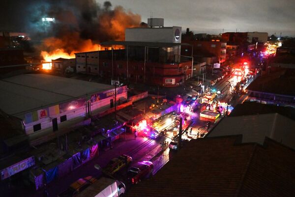 Incendio en Mercado 4: Comerciantes piden intervención  y amenazan con no pagar impuestos - Nacionales - ABC Color