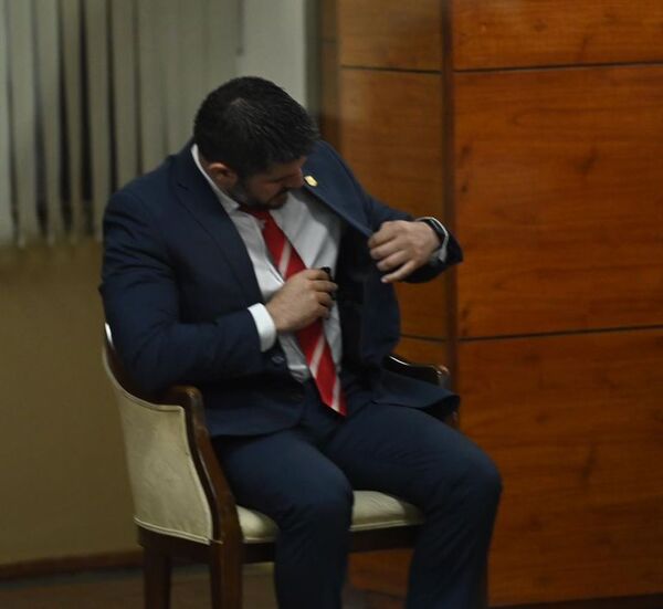 Nenecho pide otro aumento salarial, pero tiene la municipalidad con saldo rojo - Nacionales - ABC Color