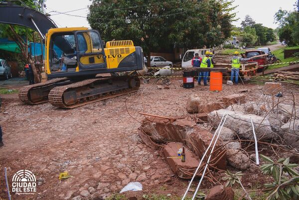 Inician demolición de puente del barrio San Roque ante riesgo de derrumbe - La Clave