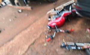 Motociclista resultó gravemente herido tras chocar contra un camión