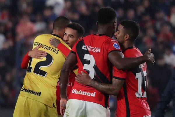 Goianiense vence a Nacional y es primer semifinalista de la Sudamericana - Fútbol Internacional - ABC Color