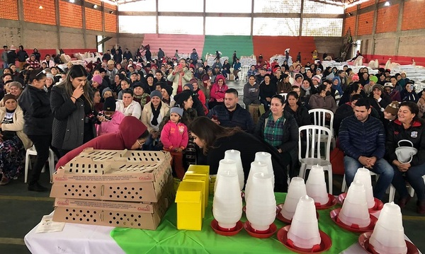 Entregan insumos para incursionar en la producción avícola a familias de Paraguarí