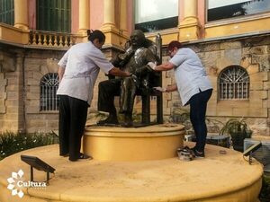 SNC realiza labores de restauración a cinco esculturas del Palacio de Gobierno