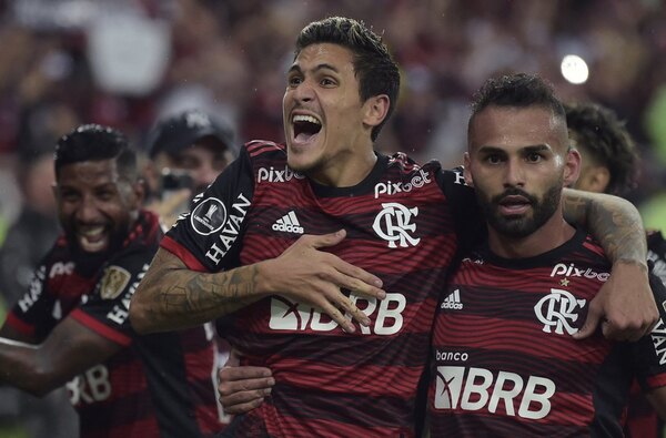 Flamengo fue incontenible para el Corinthians de Balbuena y es el primer semifinalista