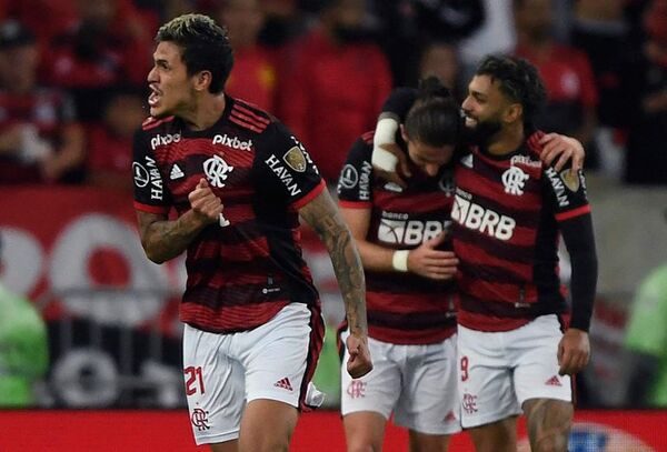 Flamengo le da otra lección a Corinthians y se planta en semifinales - Fútbol Internacional - ABC Color