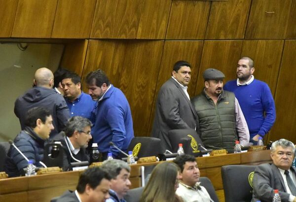 Cinco liberales buscan “salvarse” de la exclusión de la Concertación y presentan otro juicio político a Quiñónez - Política - ABC Color