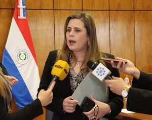 Kattya González declina su candidatura a la presidencia