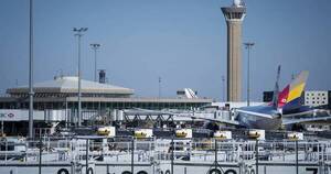 La Nación / Policía mata a un hombre armado con un cuchillo en aeropuerto de París