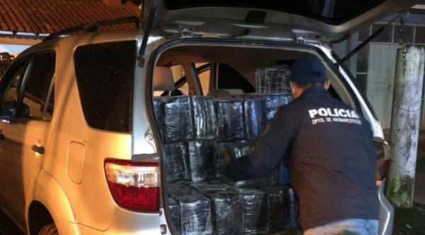 Tras una persecución policial narcos abandonan una camioneta con 705 kilos de marihuana