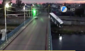 Colectivo cayó al río desde un puente en Córdoba | Telefuturo