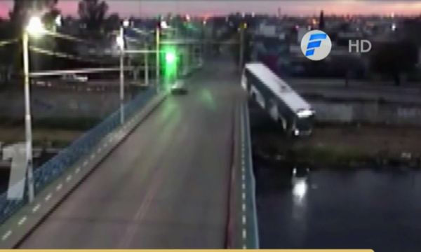 Colectivo cayó al río desde un puente en Córdoba | Telefuturo