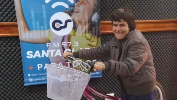 Regalan bici a madre e hijo que caminaban dos horas para llegar a la escuela
