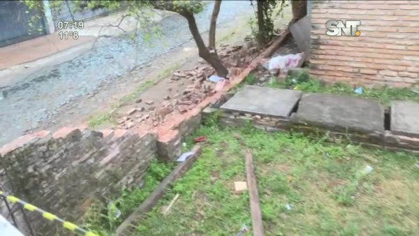 LAMBARÉ: Cayó parte de la muralla del Colegio Cerro Corá - SNT
