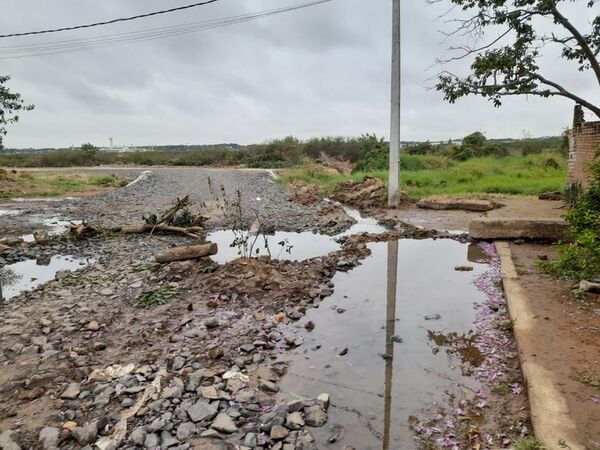 Denuncian que cloaca inunda un barrio por construcción de caminos alternativos para Juegos Odesur - Nacionales - ABC Color