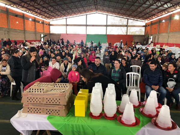 Familias del departamento de Paraguarí reciben insumos para incursionar en la producción avícola