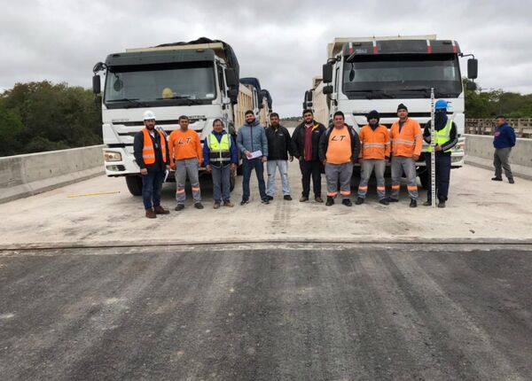 Ruta PY09: realizan con éxito prueba de carga del puente sobre el riacho He’ẽ