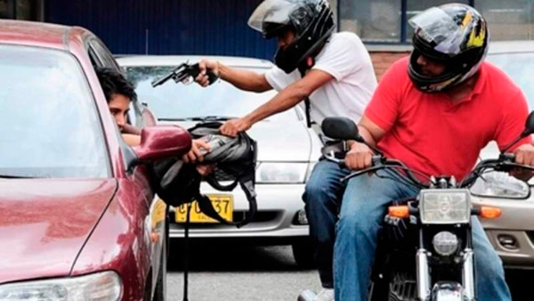 Diario HOY | Dos asaltantes en moto se llevan 23 millones de distribuidores de alimentos