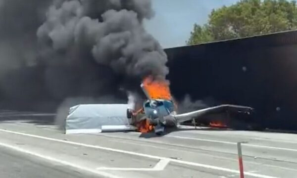 Avioneta realiza un aterrizaje forzoso en medio de una autopista de California antes de estallar en llamas