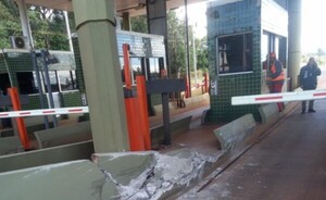 Semirremolque destruye accidentalmente parte del peaje