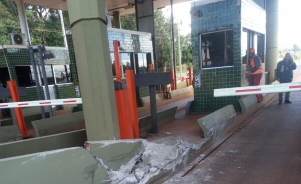 Semirremolque destruye accidentalmente parte del peaje