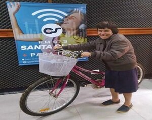 ¡Hermoso! Regalan bici a sacrificada madre en Coronel Bogado | Noticias Paraguay