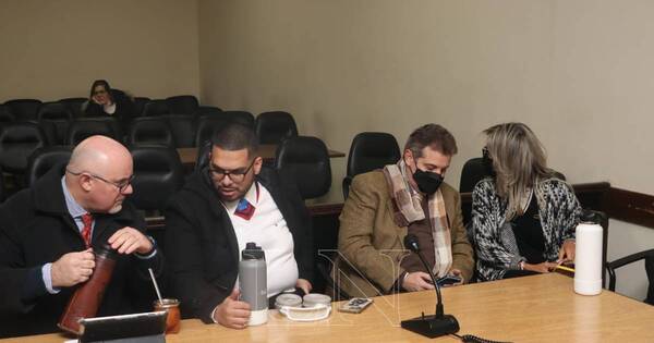 La Nación / En juicio oral de Natalia Zuccolillo se ratifica que publicaciones periodísticas fueron desvirtuadas