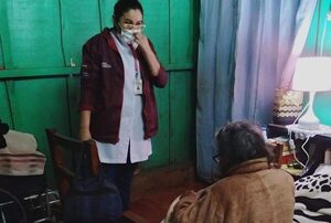 Realizan atención domiciliaria a paciente inmovilizado