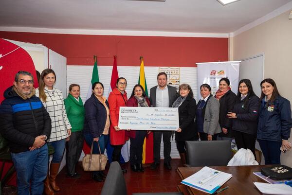 MUNICIPALIDAD DE HOHENAU ENTREGA APORTES A INSTITUCIONES PÚBLICAS PARA FESTEJOS DEL DÍA DEL NIÑO