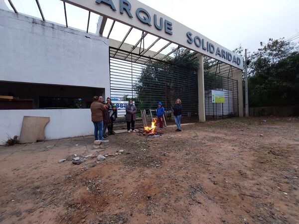 Vecinos en vigilia para evitar mudanza de “ocupas” al parque Solidaridad - Nacionales - ABC Color