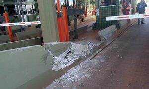 Camionero choca contra puesto de peaje Tape Porã y deja daños materiales