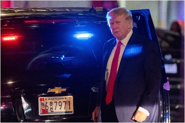 Abogada de Donald Trump dijo que FBI retiró 12 cajas de mansión del ex presidente durante allanamiento | 1000 Noticias