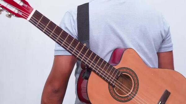 Crónica / Periodista guitarrero y cantante hará su show en un concierto