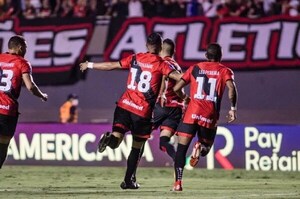 Atlético Goianiense golea y avanza a semifinales de la Sudamericana