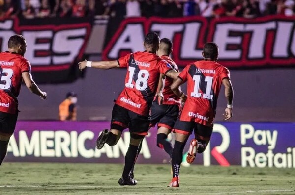 Atlético Goianiense golea y avanza a semifinales de la Sudamericana