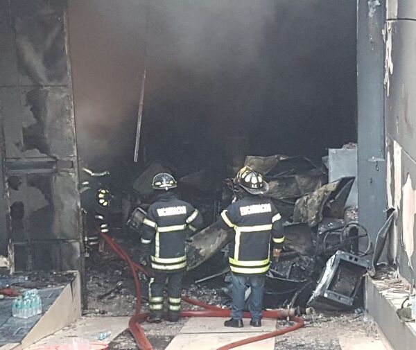 Incendio consume depósito de electrodomésticos en Encarnación - Policiales - ABC Color