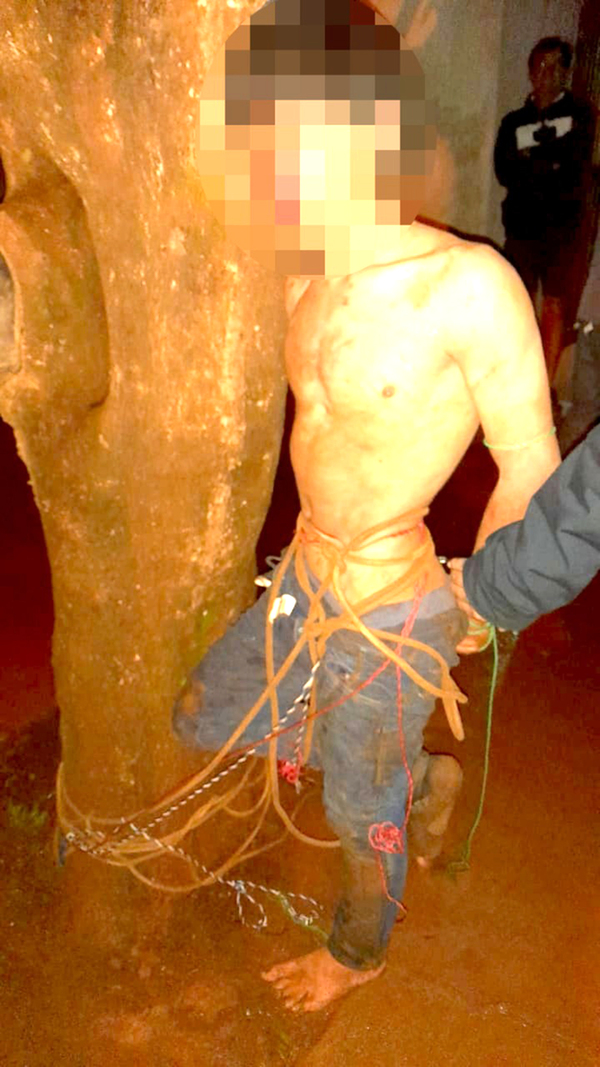 Molieron a golpes a mitãrusu por robar una gallina y luego lo ataron por un árbol - La Clave