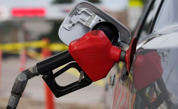 El precio de la gasolina bajó a menos de 4 por dólares por galón en Estados Unidos por primera vez en cinco meses