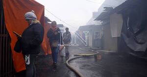 La Nación / No descartan una demolición controlada de galería privada incendiada en el Mercado 4
