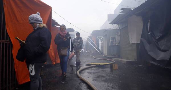La Nación / No descartan una demolición controlada de galería privada incendiada en el Mercado 4