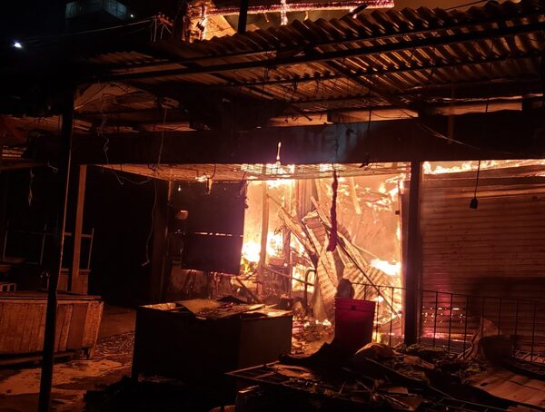 Demolerán estructura afectada por incendio en el Mercado 4 · Radio Monumental 1080 AM