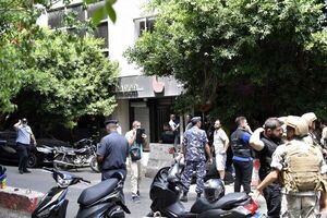 Hombre armado toma un banco en Beirut para demandar devolución de sus ahorros - Mundo - ABC Color